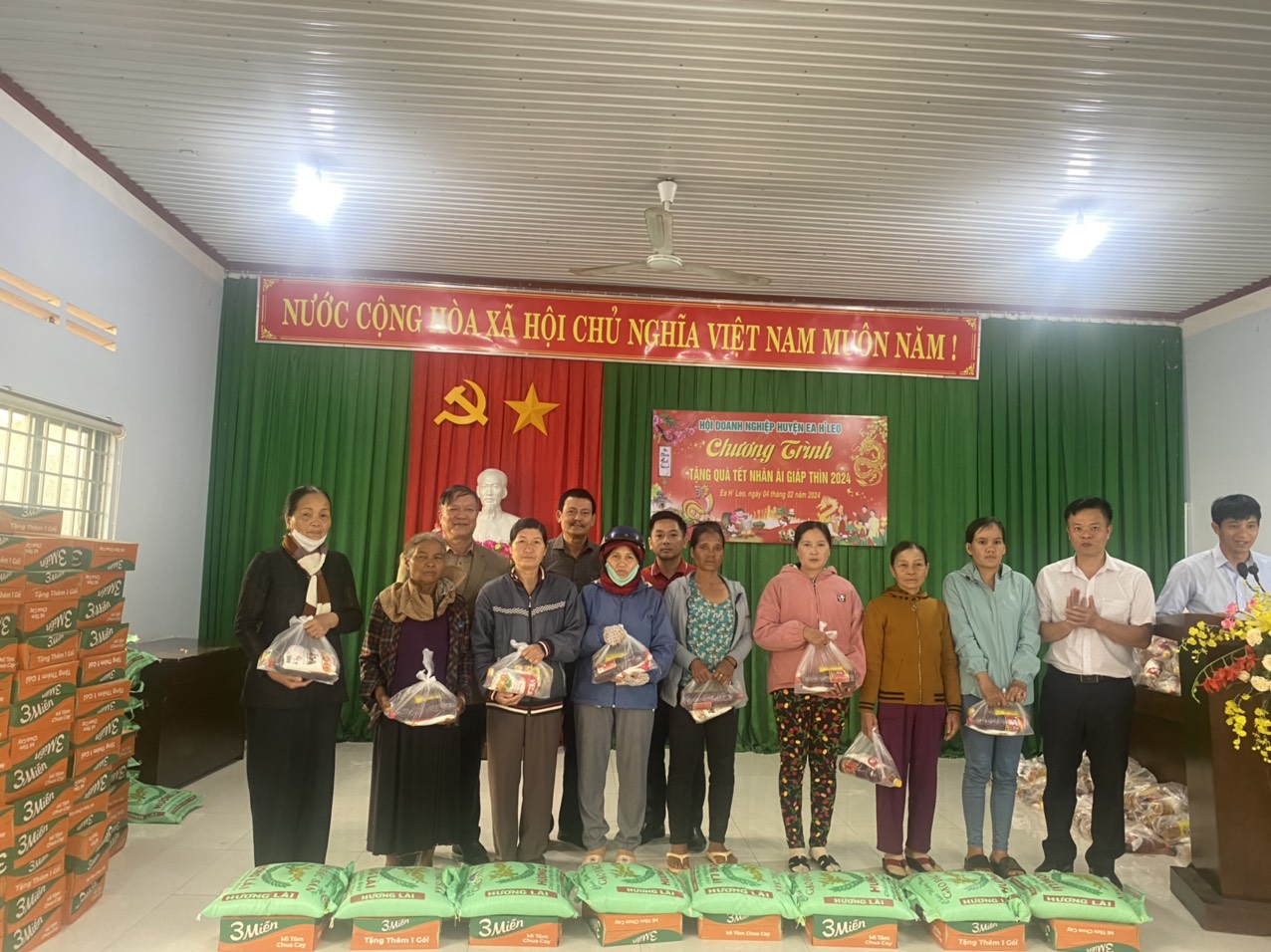 Hội doanh nghiệp huyện Ea H’Leo trao tặng 150 xuất quà Tết cho hộ nghèo tại Thị trấn Ea Drăng